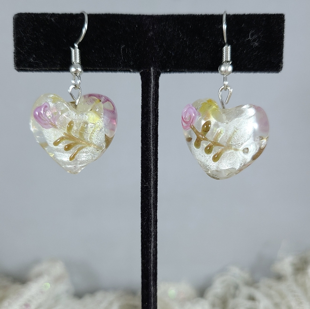 Heart-shaped glass beads with flowers